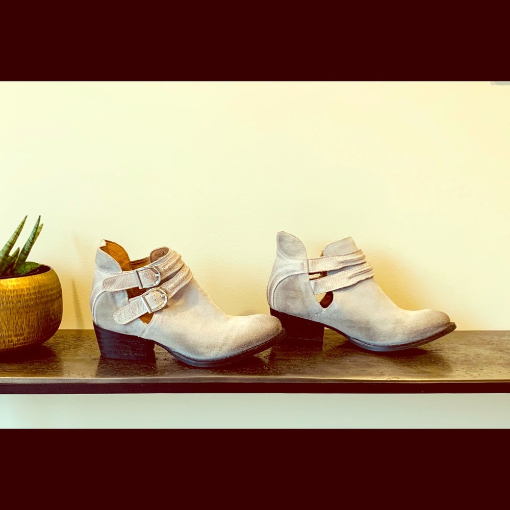 🆕 BOHO BOOTIES BY REBELS. COLOR ICE DIRTY/WHITE